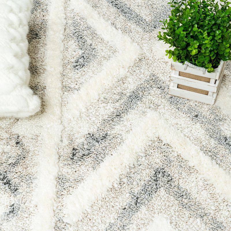 Lola Geo Marocain Cream Shag Area Rug - 6'7 x 9'6|Carpette à poil long Lola crème à motif marocain géométrique - 6 pi 7 po x 9 pi 6 po