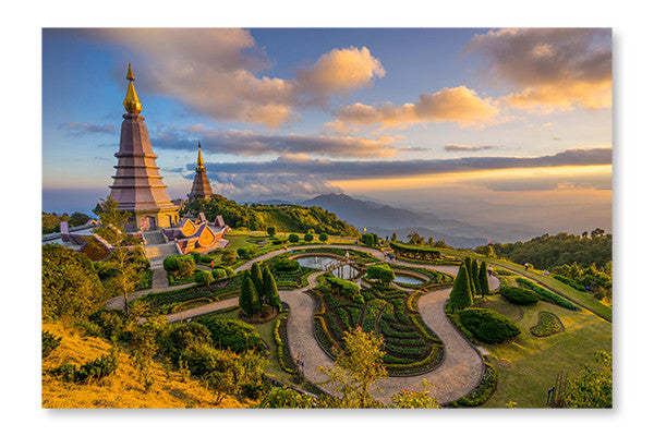 Paysage de deux pagodes à Doi Inthanon 28 x 42 po : Cadre d'art mural et panneau de tissu | D44GT36W
