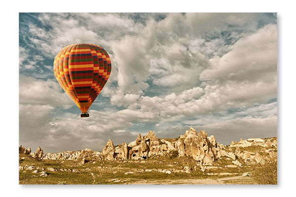 Montgolfière survolant la spectaculaire Cappadoce, Turquie 24x36 Art mural cadre et panneau en tissu | Montgolfière survolant la spectaculaire Cappadoce, Turquie 24 po x 36 po : Cadre d'art mural et panneau de tissu | D44GR69Q