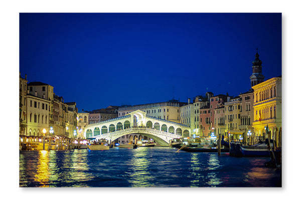 Pont du Rialto de nuit, Venise, Italie : Cadre mural et panneau de tissu 16 x 24 po | Pont du Rialto de nuit, Venise, Italie : Cadre mural et panneau de tissu 16 po x 24 po | D44GW900
