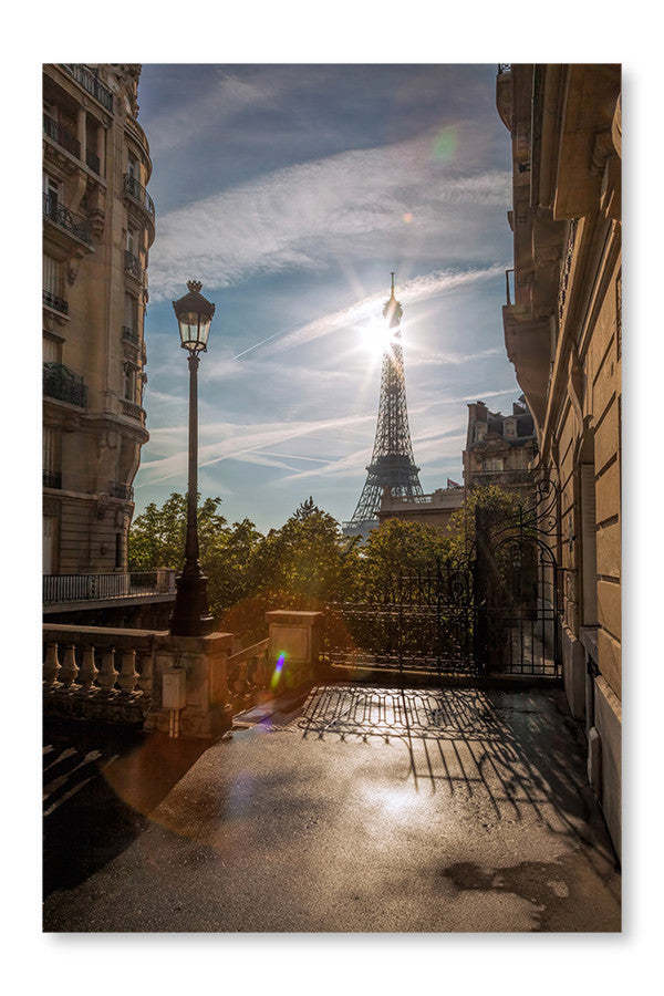 Vue romantique de rue avec la Tour Eiffel à Paris, France : Cadre mural et panneau de tissu 16 x 24 po | D44GI9FU
