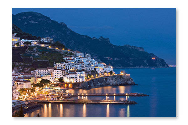 Amalfi la nuit, Italie : Cadre mural et panneau en tissu 16 x 24 po | Amalfi la nuit, Italie : Cadre mural et panneau en tissu | D44GYJ8S