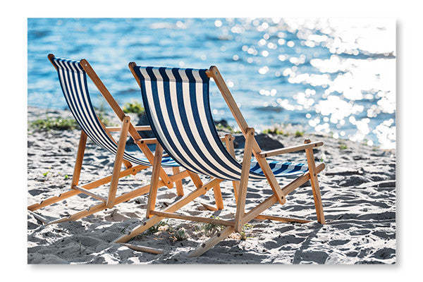 Chaises longues rayées et glacière sur plage de sable 28 x 42 po : Cadre d'art mural et panneau de tissu | D44GZWQY