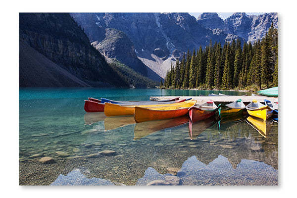 Canoës sur le lac Moraine : Cadre et panneau de tissu 24 x 36 po | Canoës sur le lac Moraine 24 po x 36 po : Cadre d'art mural et panneau de tissu | D44GRDBL