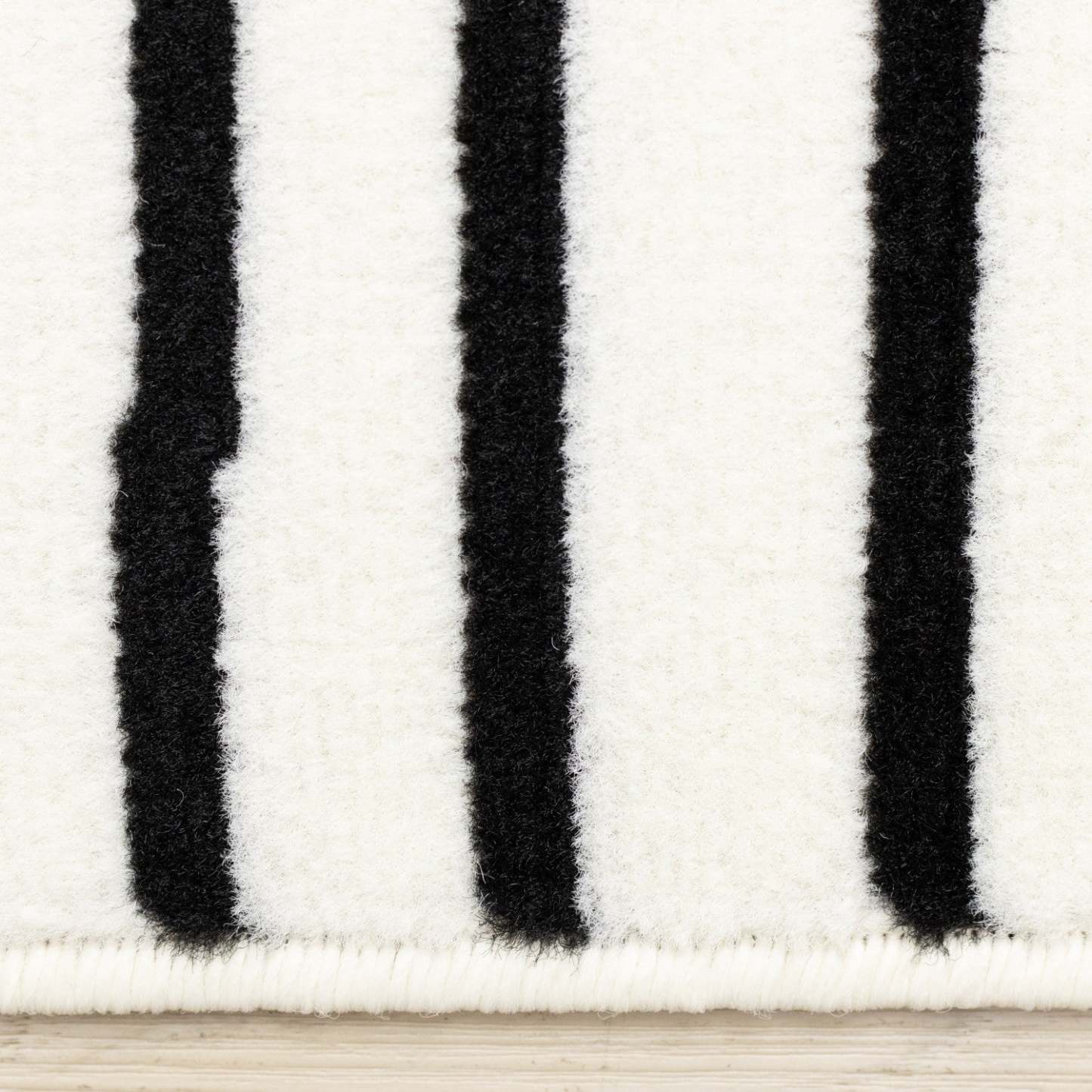 Forte Black White Stripes Area Rug - 2'7 x 4'11|Carpette Forte noire et blanche à motif de rayures - 2 pi 7 po x 4 pi 11 po