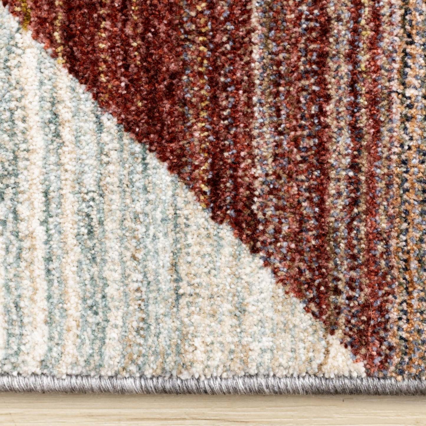 Tapis Olivia Distressed Géométrique Rouge Blanc Gris - 5'3 x 7'10|Carpette Olivia rouge, blanche et grise à motif géométrique vieilli - 5 pi 3 po x 7 pi 10 po