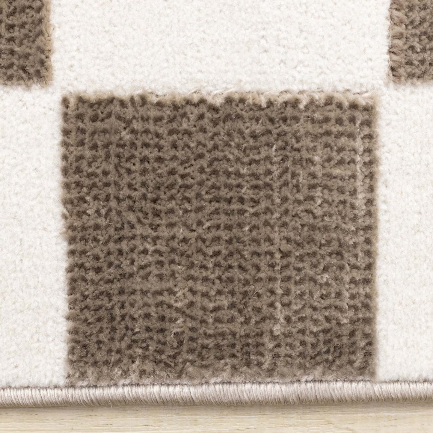 Tapis géométrique blanc à carreaux Leopold - 7'10 x 10'6|Carpette géométrique Leopold brune et blanche à motif de carreaux - 7 pi 10 po x 10 pi 6 po