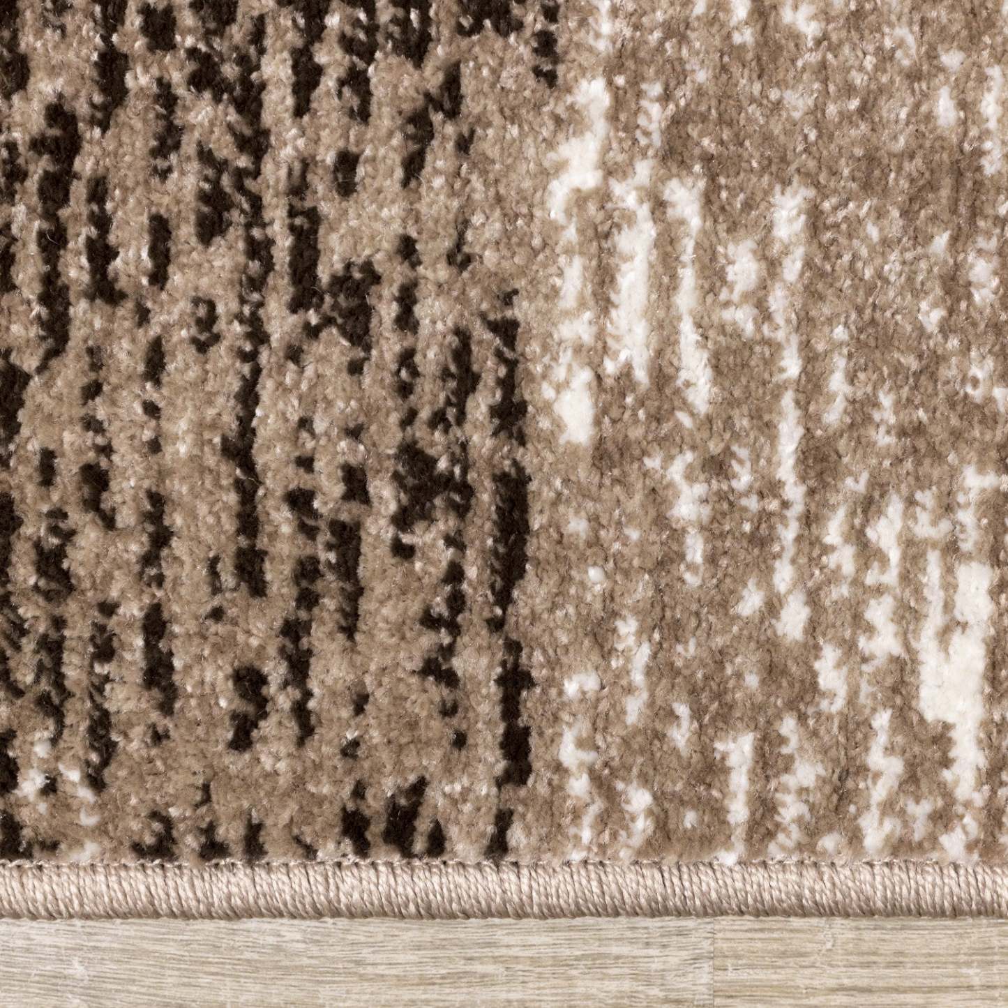 Tapis géométrique May en détresse - 5'3 x 7'7|Tapis May à motifs géométriques vieillis - 5 pi 3 po x 7 pi 7 po