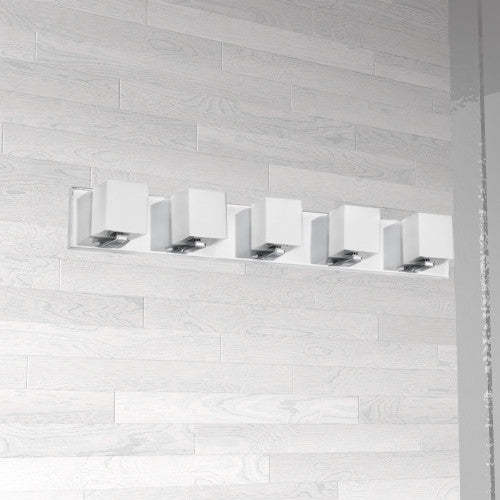 Dainolite Verona 5 Light Vanity Light Polished Chrome Finish White Glass Shade Lamp|Lumière de coiffeuse Verona de Dainolite avec abat-jour en verre blanc, fini chromé poli et 5 ampoules