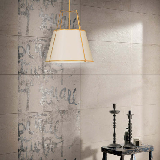 Dainolite Trapezoid 3 Light Pendant Trapezoid Gold/Cream Shade White Fabric Diffuser Lamp|Luminaire suspendu Trapezoid de Dainolite avec abat-jour trapézoïde doré et crème qui diffuse la lumière, tissu blanc et 3 ampoules