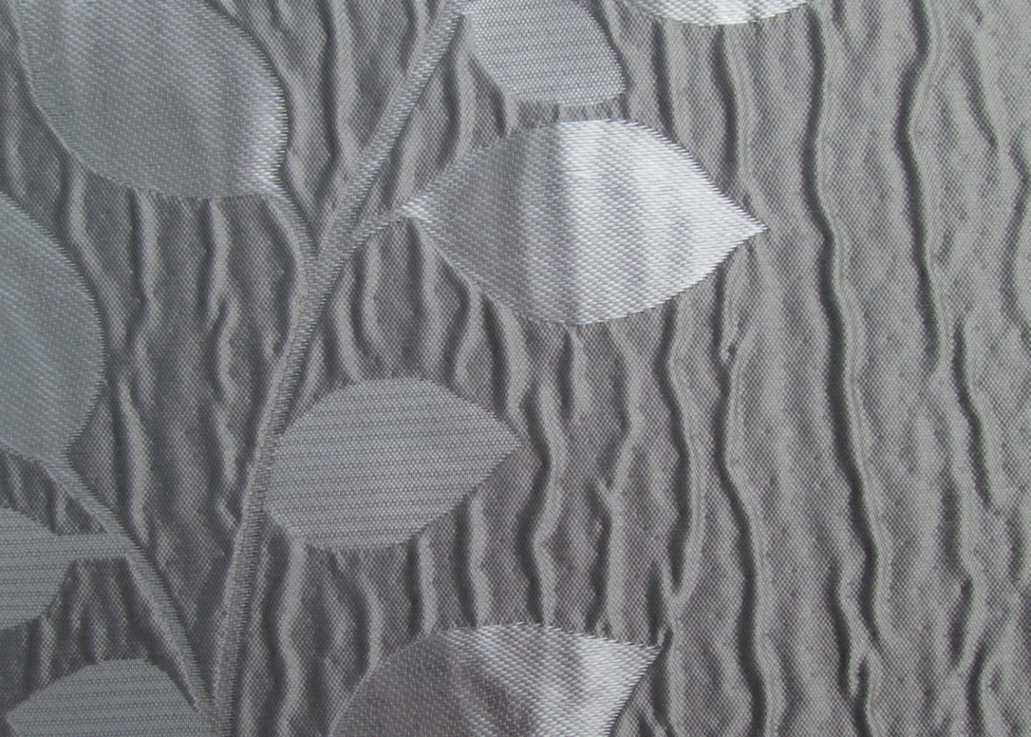 Habitat Metallic Silver Leaf Light Filtering Grommet Curtain Panel - 52 x 84|Panneau de rideau filtrant la lumière à œillets Feuilles métalliques argentés d'Habitat - 52 x 84