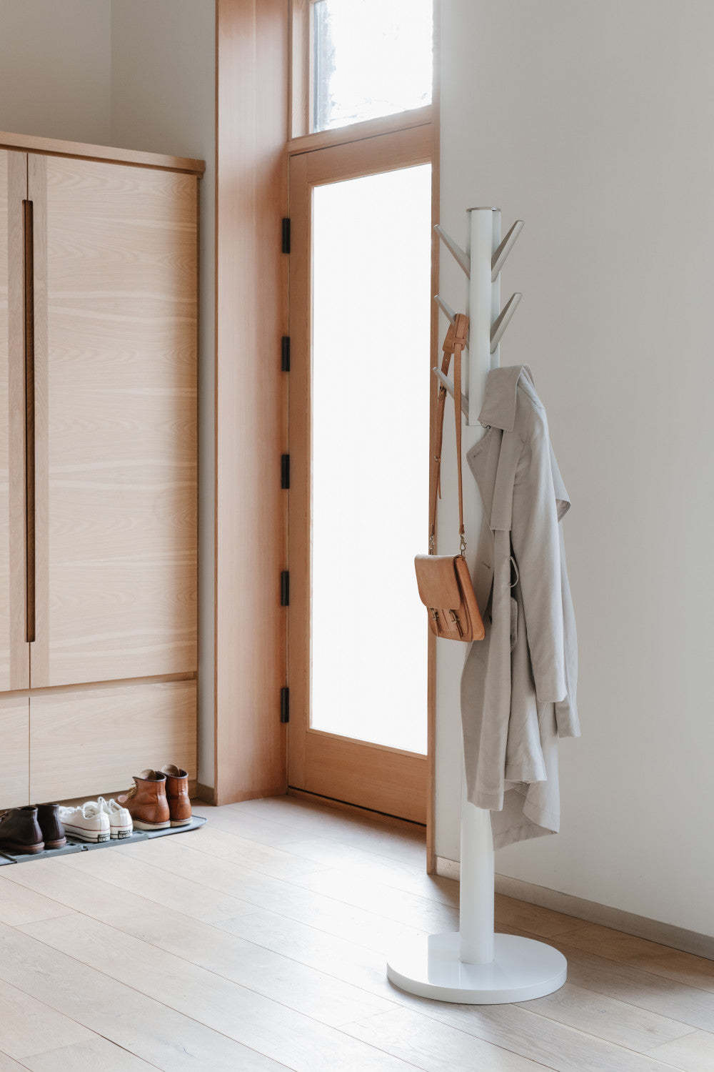 Umbra Modern Wood Flapper Coat Rack - Blanc|Portemanteau moderne Flapper de Umbra en bois - blanc