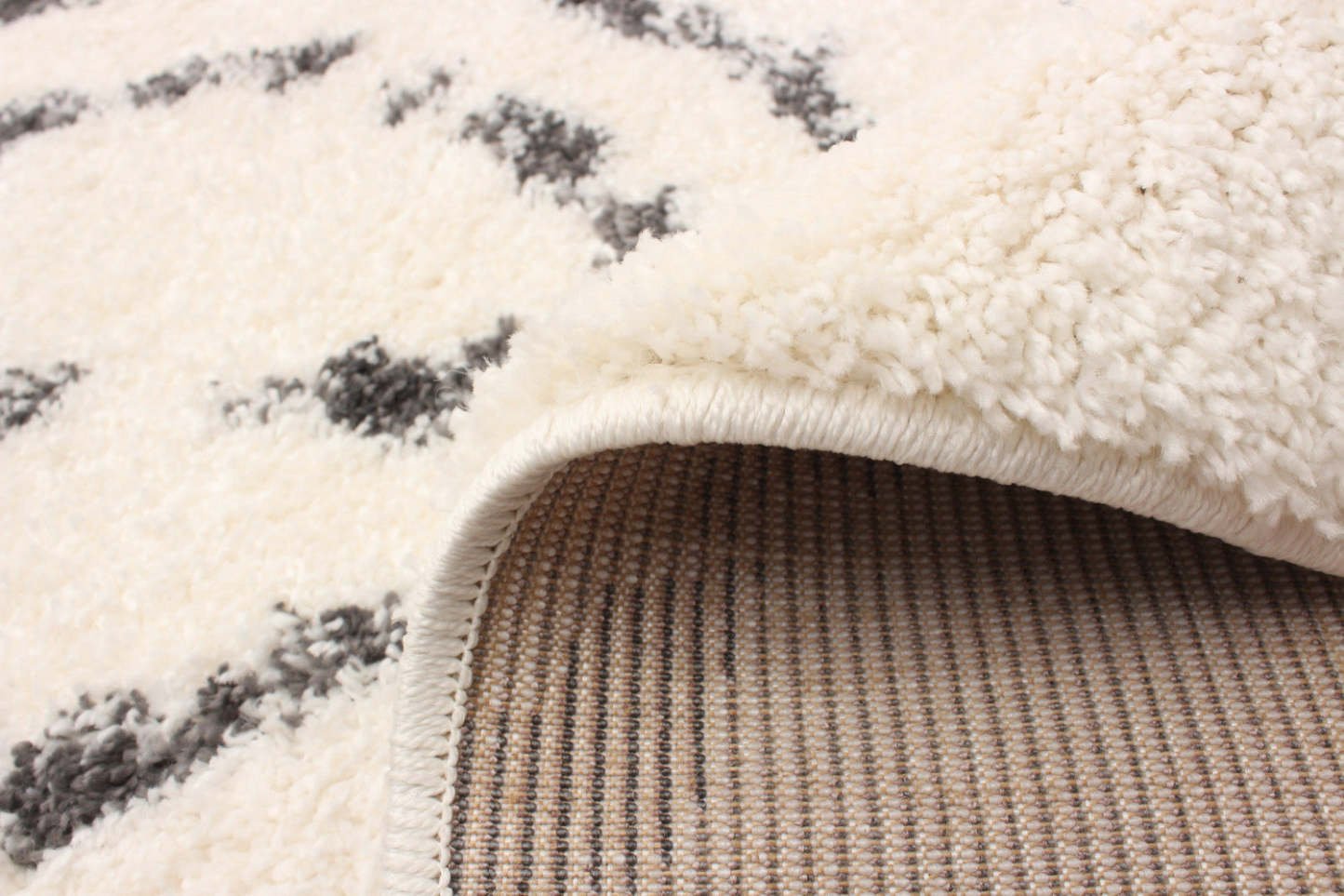 Serafina Ivory Shag 3'11 x 6'0 Area Rug|Carpette à poil long Serafina ivoire 3 pi 11 po x 6 pi 0 po|D86F2ZM6