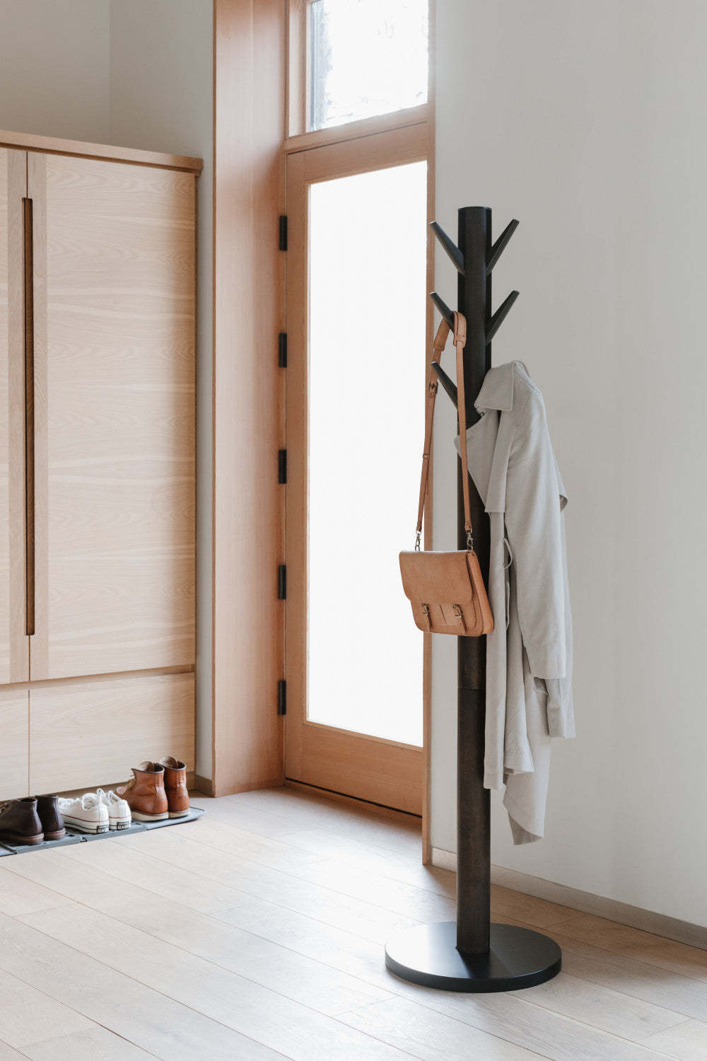 Umbra Modern Wood Flapper Coat Rack - Noir et Noyer|Portemanteau moderne Flapper de Umbra en bois - noir et noyer