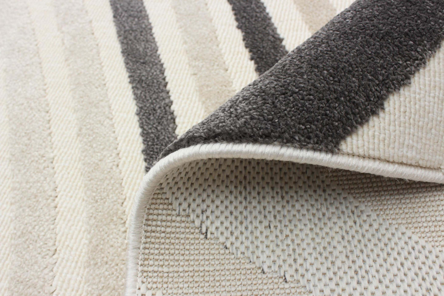 Tapis Nikkos Taupe 3'11 x 5'7|Carpette Nikkos taupe 3 pi 11 po x 5 pi 7 po|D86FRNIV