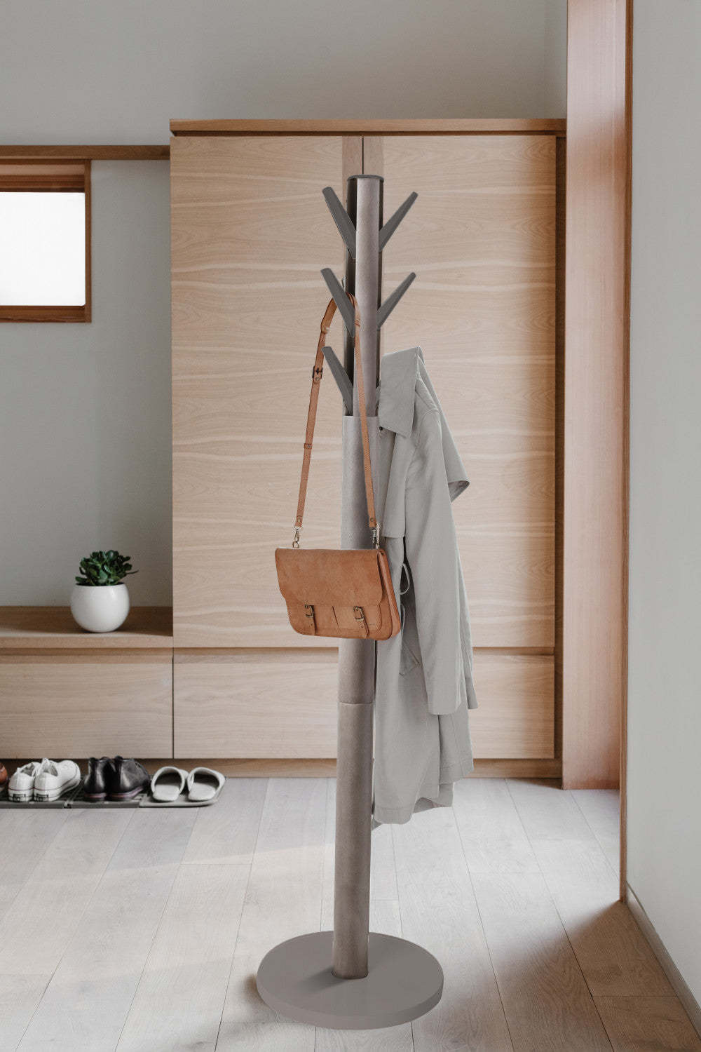 Umbra Modern Wood Flapper Coat Rack - Gris|Portemanteau moderne Flapper de Umbra en bois - gris