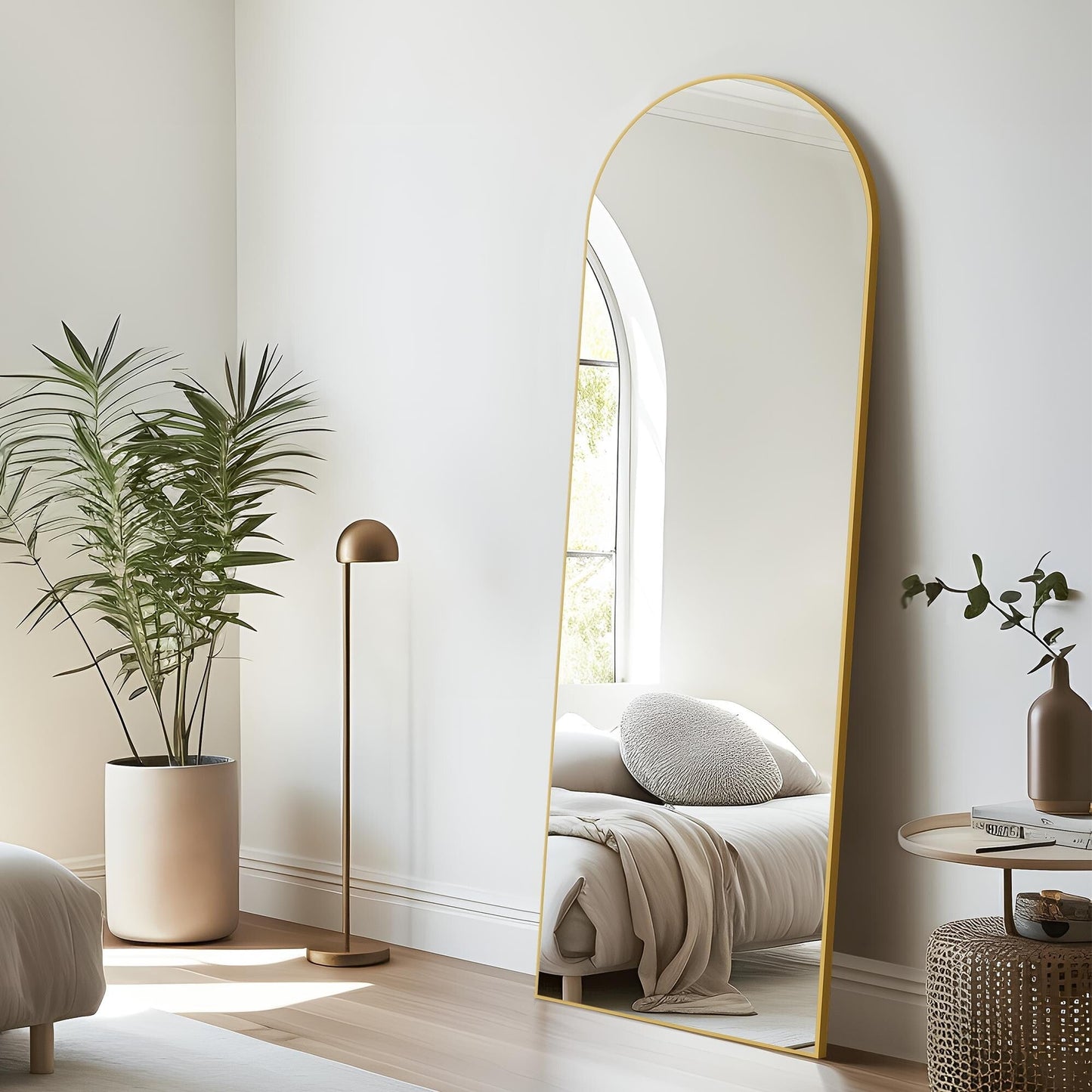 Miroir sur pied Dovelina arqué, pleine longueur