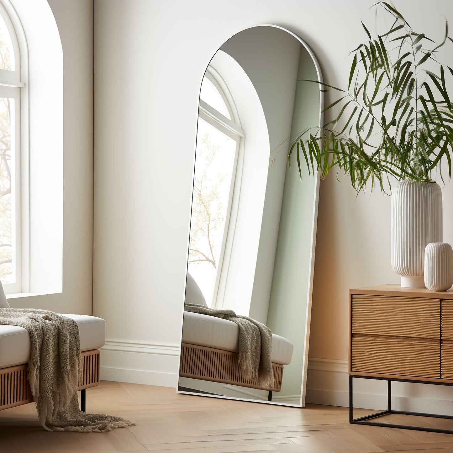 Miroir sur pied Dovelina arqué, pleine longueur