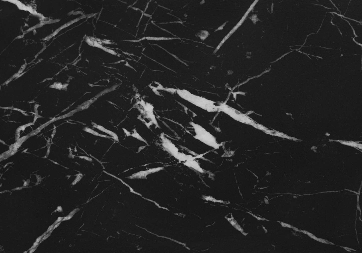 Table d'appoint en métal noir aspect marbre noir|Table d'appoint en métal noir et imitation de marbre noir|D90FFI3A