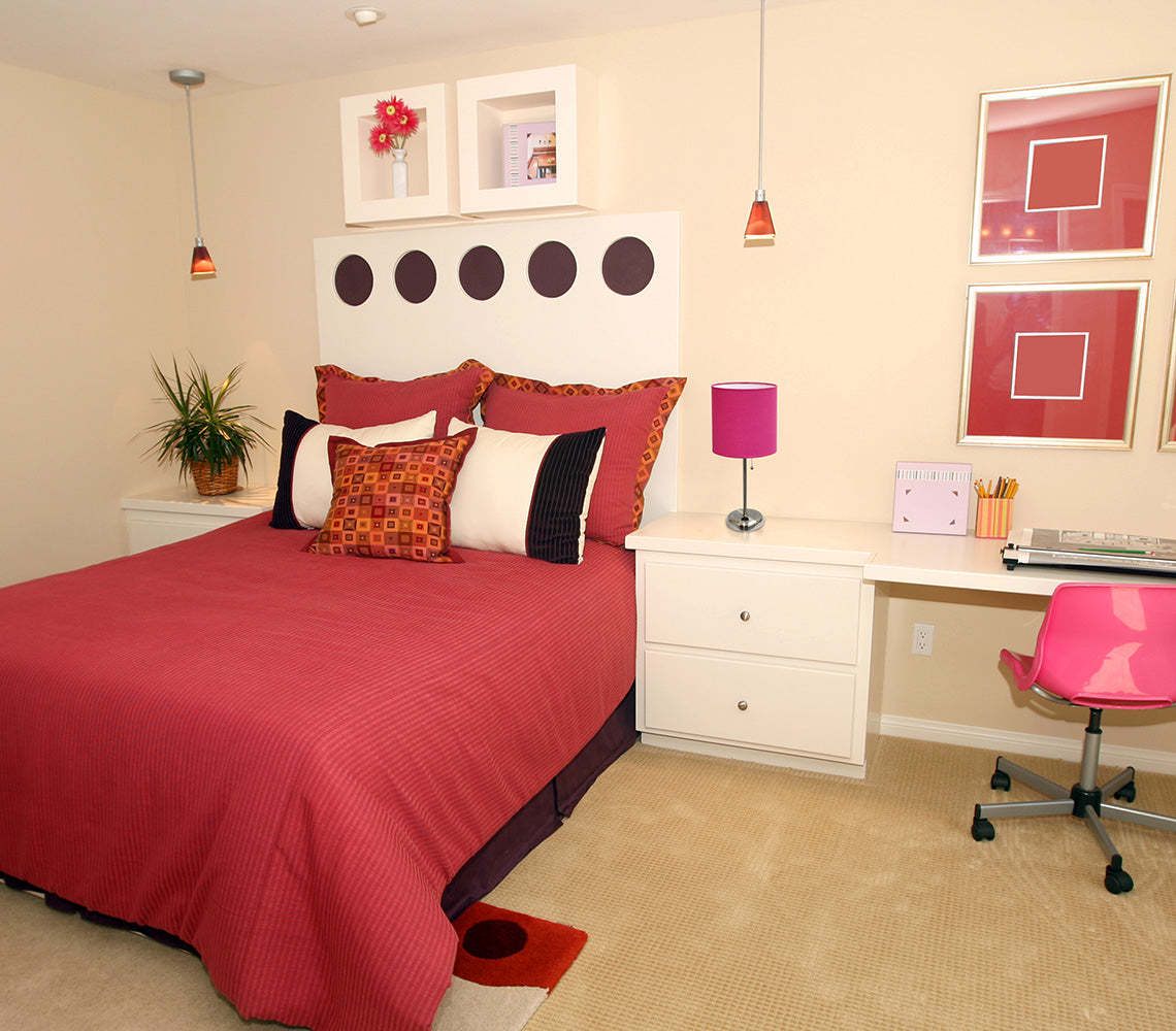 Limelights Stick Lamp with Charging Outlet And Fabric Shade Table Lamp|Lampe de table Limelights avec pied mince et prise de recharge|D218S1MA