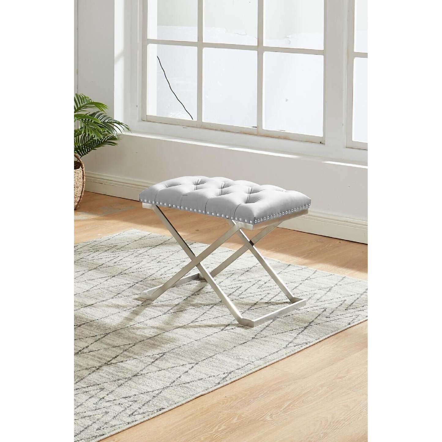 Pouf Impérial Capitonné Base Argent Bancs Beige|Pouf Impérial capitonné beige avec base argentée