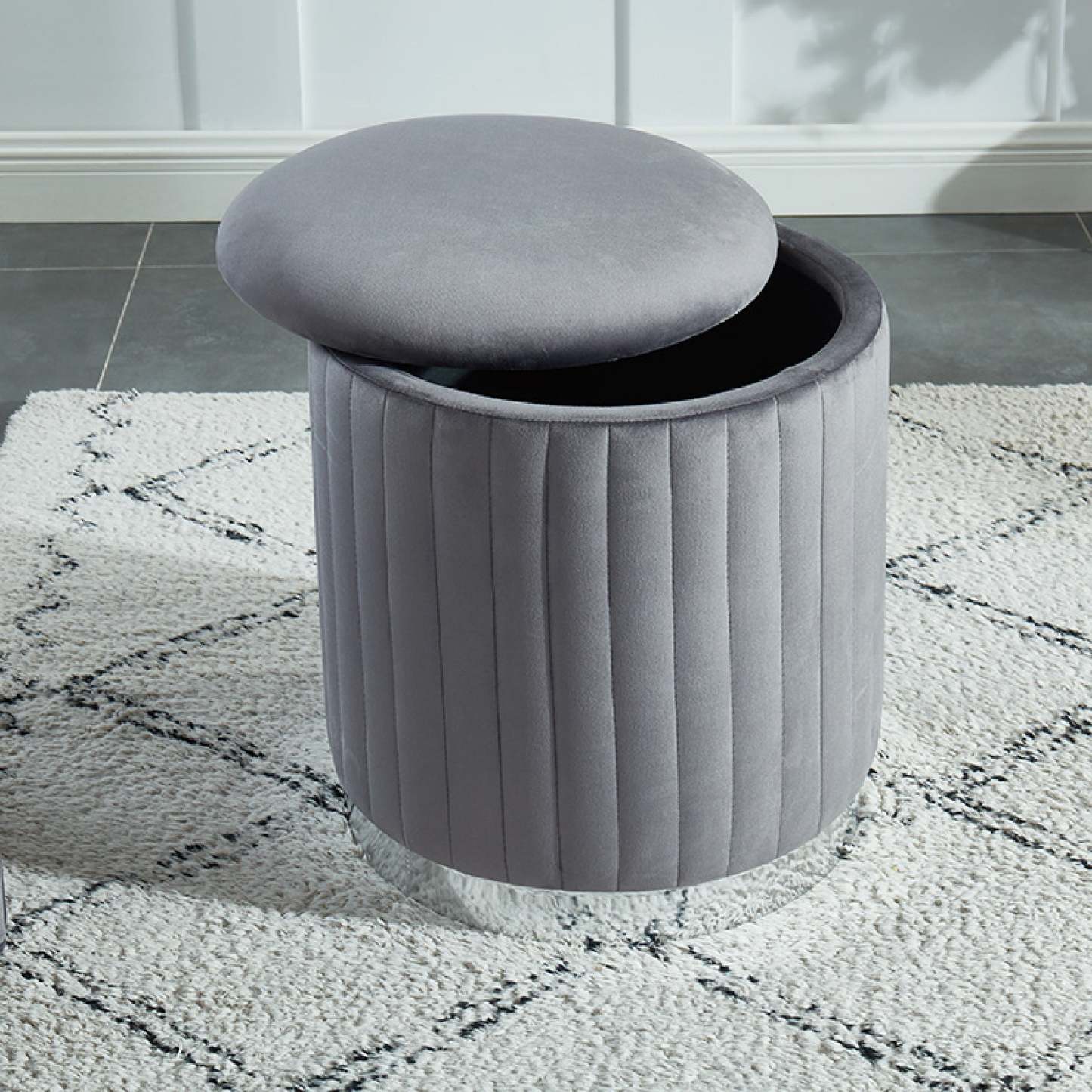 Pouf rond Charlotte en velours avec base argentée Bancs gris|Pouf rond Charlotte gris en velours avec base argentée