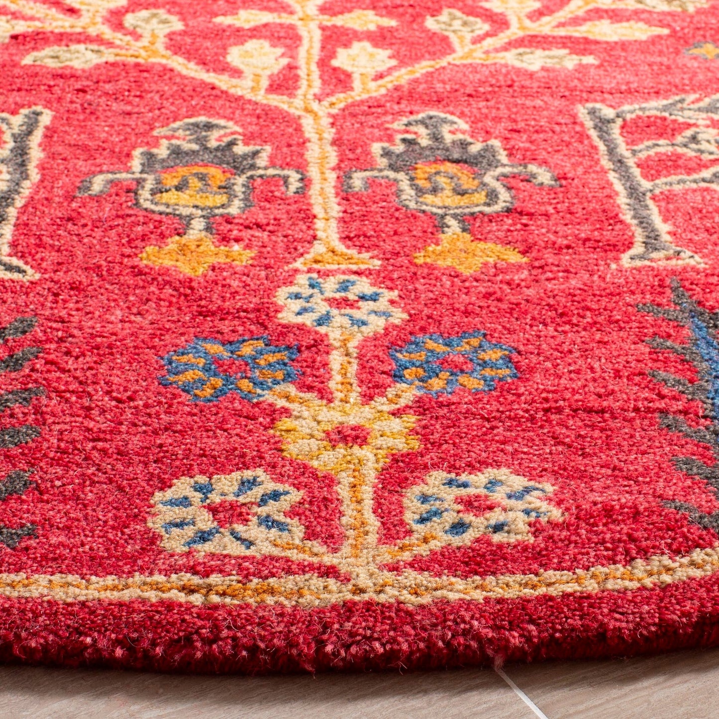 Tapis oriental traditionnel en laine SAFAVIEH fait main, motif floral, style classique.