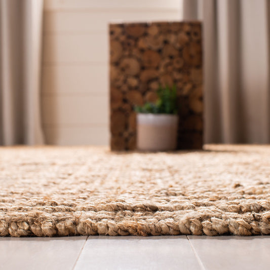 Tapis SAFAVIEH Nihada décontracté en fibre naturelle faite à la main, en jute unie.