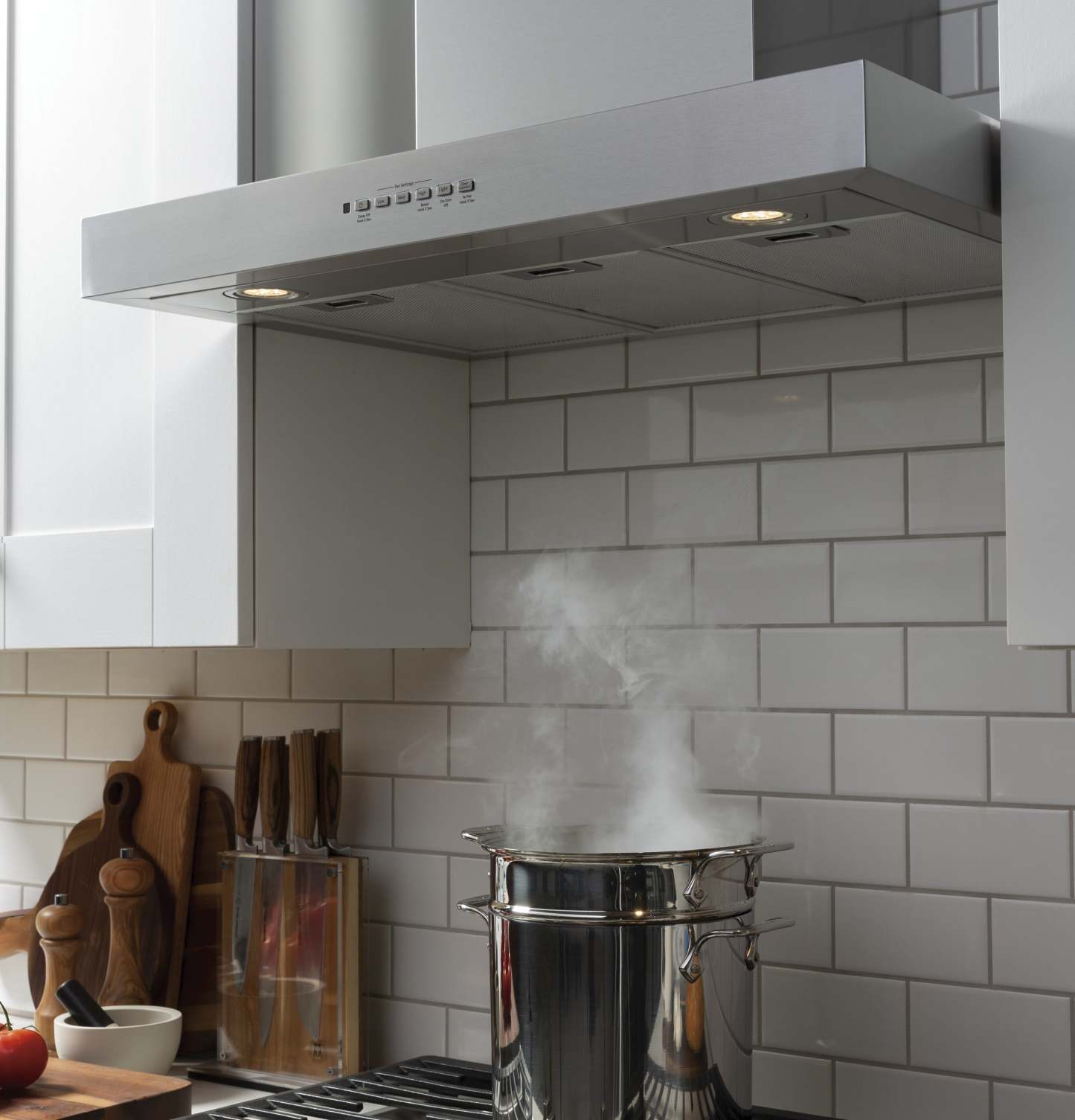 GE 30 Wall-Mount Range Hood - UVW8301SLSS | Hotte de cuisinière murale GE de 30 po - UVW8301SLSS | UVW8301S