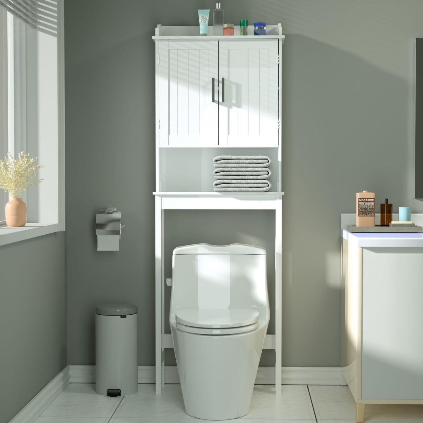 Meuble de rangement VEIKOUS en bambou à placer au-dessus des toilettes, avec étagère réglable et double porte.