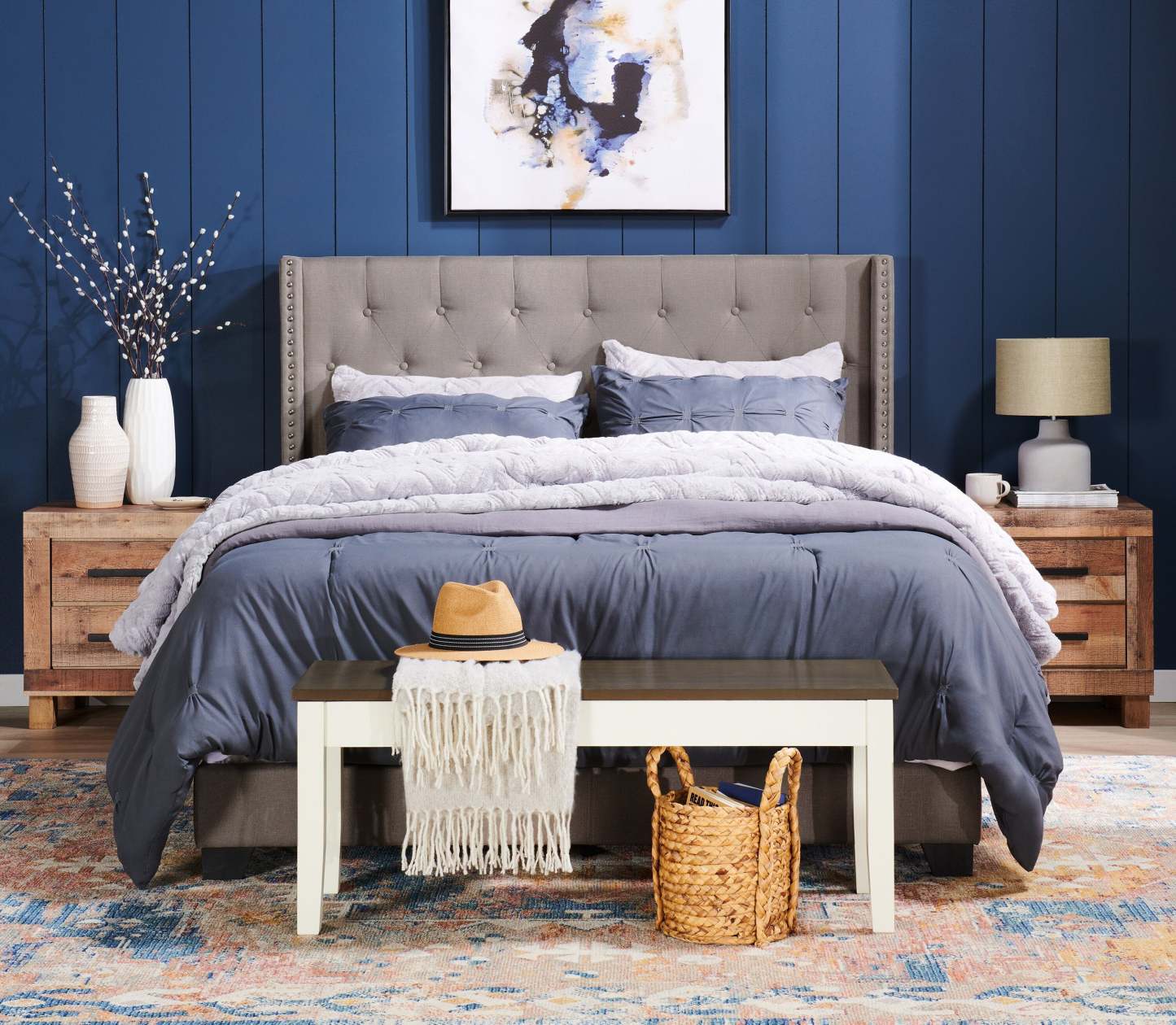 Lit à oreilles rembourré Brady en tissu gris clair avec tête de clou, capitonné par boutons - Pleine grandeur | Lit rembourré à oreilles Brady en tissu gris clair avec clous décoratifs et capitonnage à boutons - format lit double