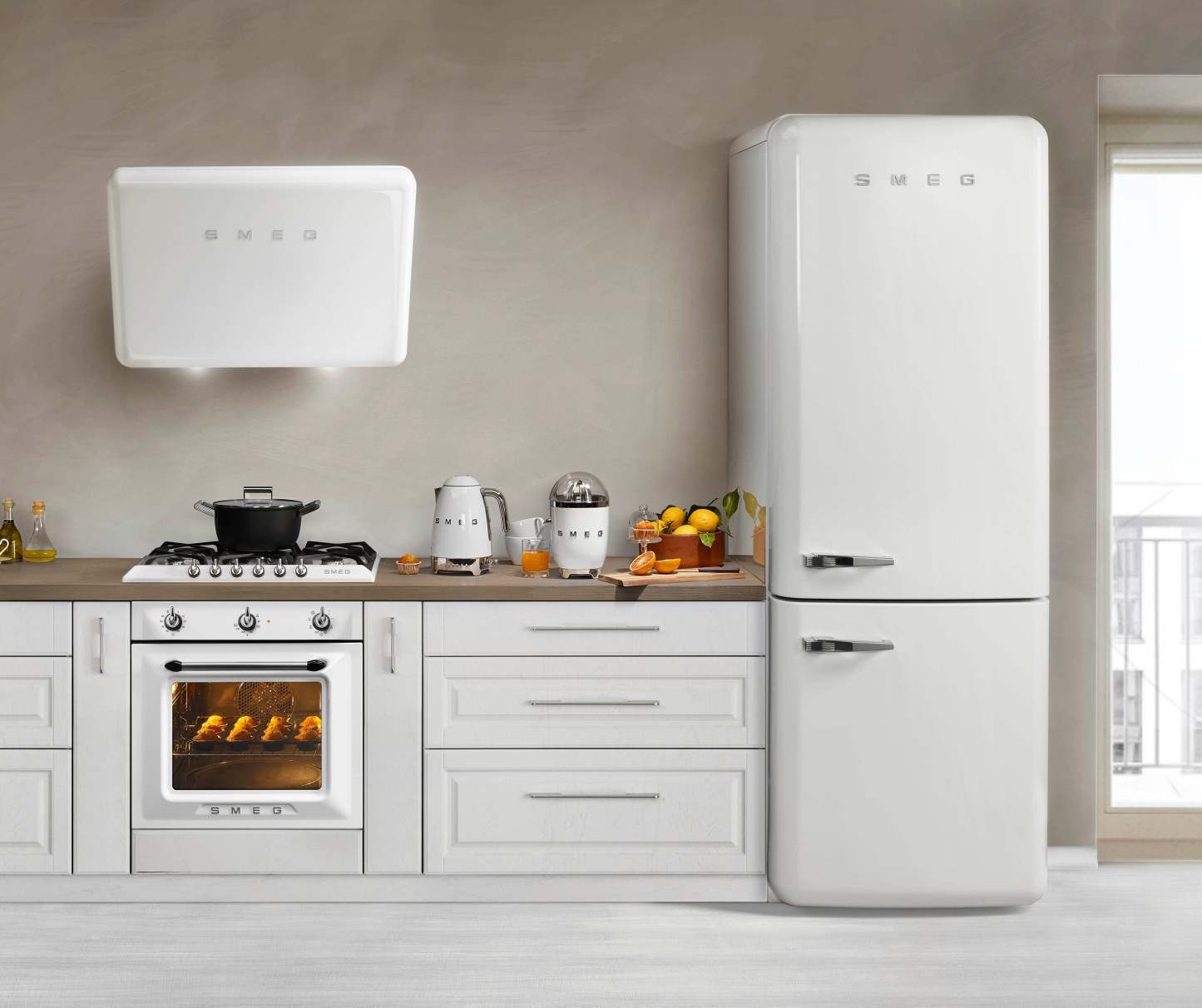 Smeg 18 Cu. Ft. Retro Bottom-Freezer Refrigerator - FAB38URWH|Réfrigérateur Smeg rétro de 18 pi3 à congélateur inférieur - FAB38URWH