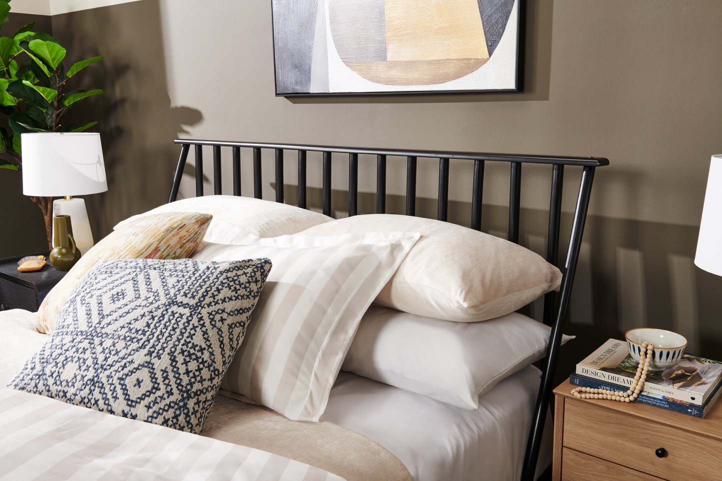 Lit plateforme Milan avec tête de lit et cadre, moderne milieu de siècle, noir - Queen Size | Lit plateforme Milan de style moderne du milieu du 20e siècle avec tête de lit et cadre de lit, noir - format grand lit