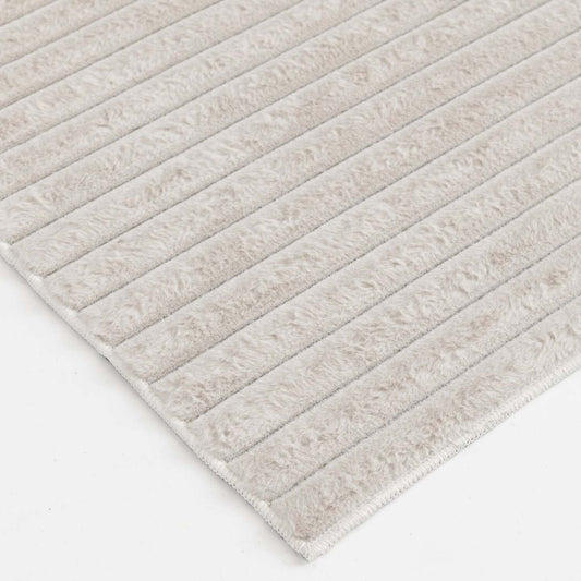 Tapis ivoire en fausse fourrure avec envers en mousse à mémoire de forme – 7' x 10' | Carpette Channel en fausse fourrure ivoire avec revers en mousse à mémoire de forme - 7 pi x 10 pi