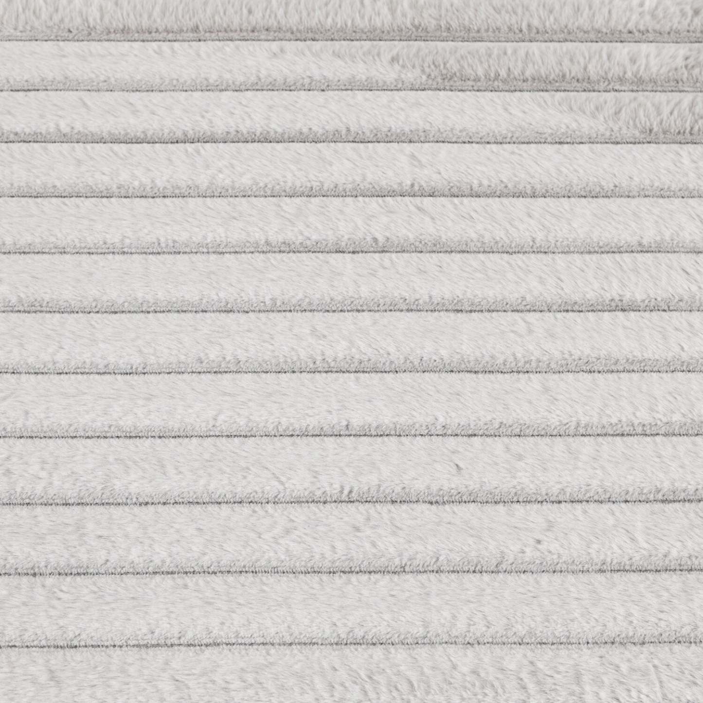 Tapis gris clair Channel en fausse fourrure avec envers en mousse à mémoire de forme – 7' x 10' | Carpette Channel en fausse fourrure gris clair avec revers en mousse à mémoire de forme - 7 pi x 10 pi