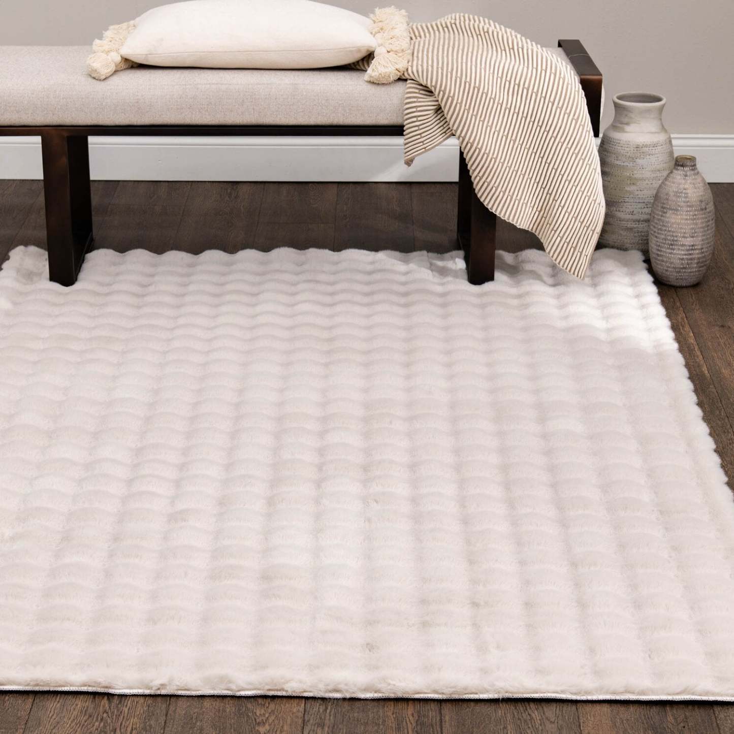 Tapis à bulles en fausse fourrure ivoire avec envers en mousse à mémoire de forme – 5' x 7' | Tapis Bubble en fausse fourrure ivoire avec revers en mousse à mémoire de forme - 5 pi x 7 pi | BUBBIV06
