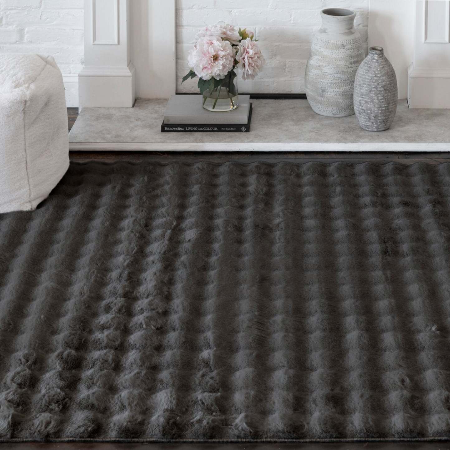 Tapis Bubble en fausse fourrure gris foncé avec revers en mousse à mémoire de forme - 5 pi x 7 pi | BUBBDG06