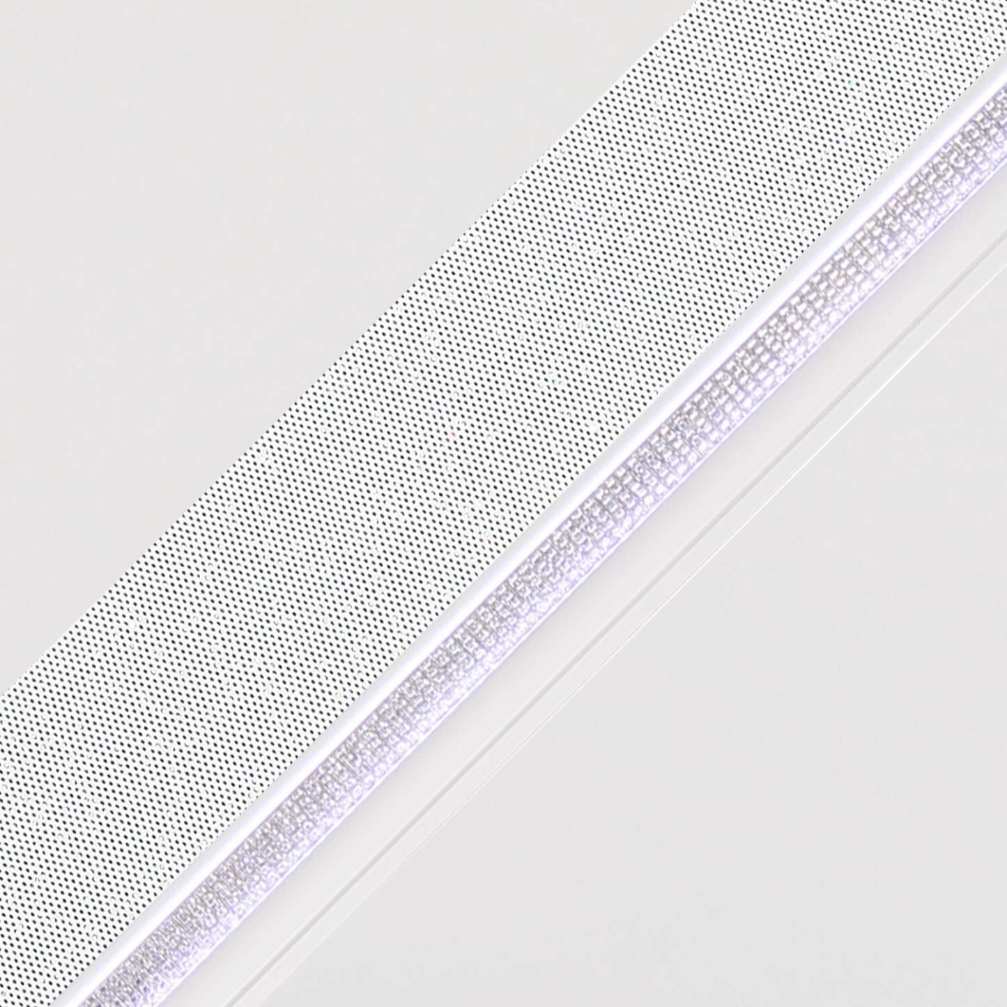 Commode de chambre à coucher Ava avec lumière LED, 5 tiroirs, 40,5 W x 54,1 H, Glam - Blanc | Commode verticale somptueuse Ava de 40,5 po (L) x 54,1 po (H) à 5 tiroirs avec éclairage à DEL pour la chambre à coucher - blanche