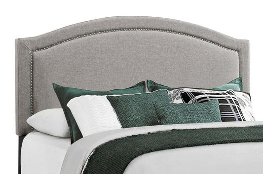 Lit rembourré Pearl en tissu gris avec tête de clou - Queen Size | Lit rembourré Pearl en tissu gris avec clous décoratifs - format grand lit