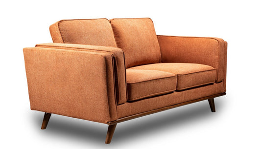 Kort & Co. Causeuse Kassia 65,4 po en tissu d’apparence lin avec base et pattes en bois - orange