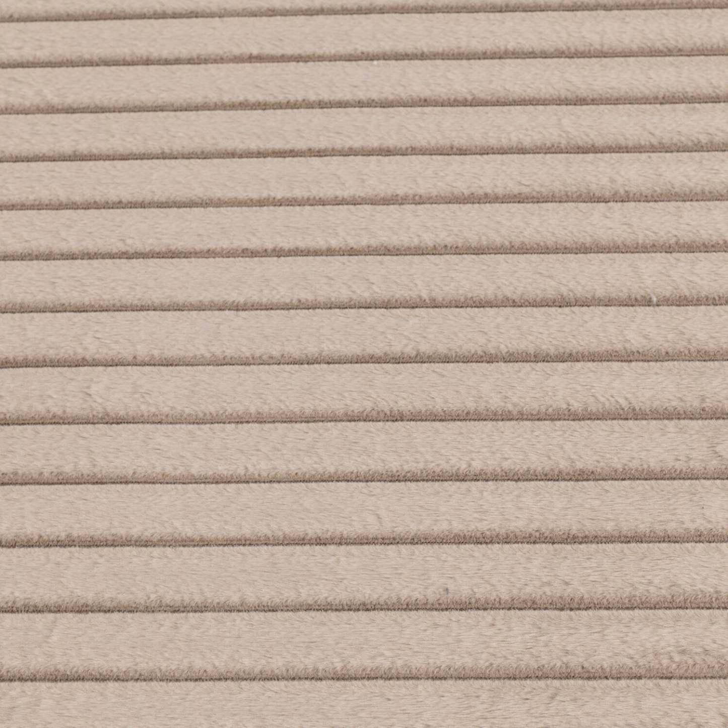 Tapis taupe en fausse fourrure avec envers en mousse à mémoire de forme – 7' x 10' | Carpette Channel en fausse fourrure taupe avec revers en mousse à mémoire de forme - 7 pi x 10 pi