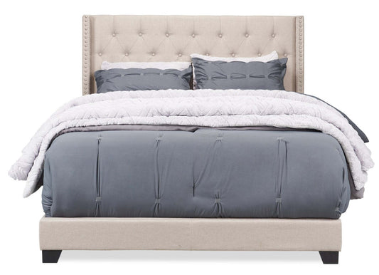 Lit à oreilles rembourré Brady en tissu gris clair avec motif clouté, capitonné avec boutons - King Size | Lit rembourré à oreilles Brady en tissu gris clair avec clous décoratifs et capitonnage à boutons - format très grand lit