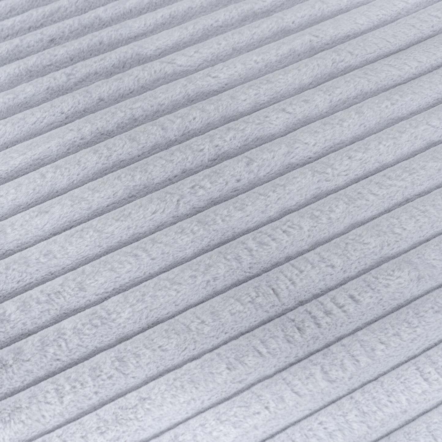 Chaise longue en tissu fausse fourrure ultra pelucheux Cleo 26 avec oreiller décoratif - Gris clair | Fauteuil long de détente Cleo de 26 po en tissu de fausse fourrure très douce avec coussin décoratif - gris clair