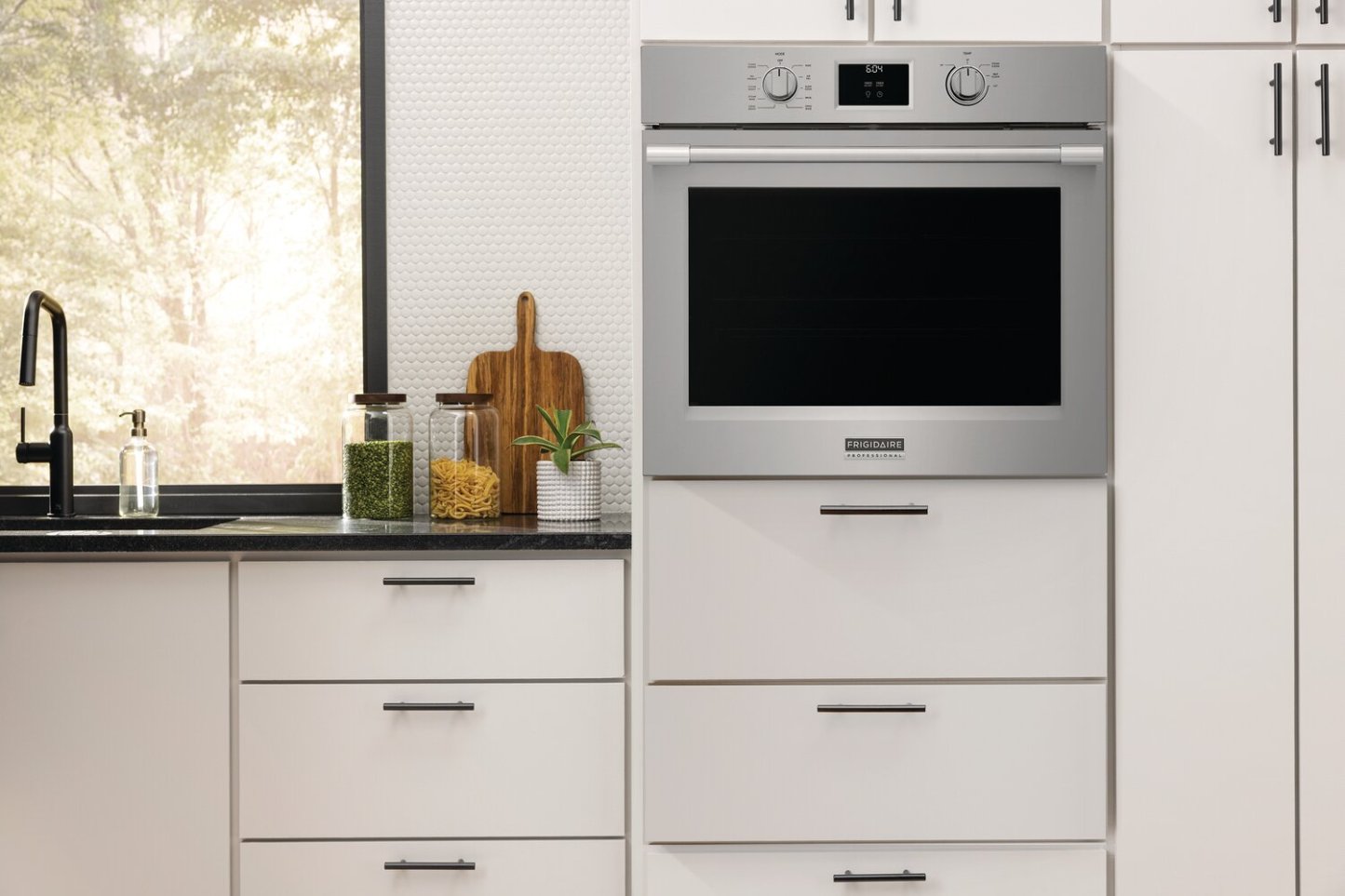 Frigidaire Professionnel 30 5,3 Cu. Fort. Four électrique simple mural à convection totale - Anti-taches… | Quatre mural simple électrique Frigidaire Professionnel de 5,3 pi³ et de 30 po avec convection totale -…