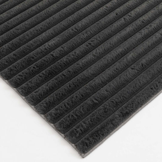 Tapis gris foncé en fausse fourrure Channel avec envers en mousse à mémoire de forme - 7' x 10' | Carpette Channel en fausse fourrure gris foncé avec revers en mousse à mémoire de forme - 7 pi x 10 pi