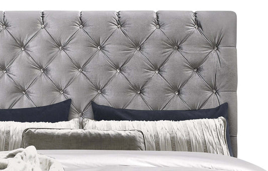 Lit rembourré Candace en tissu velours gris, capitonné avec boutons - King Size | Lit rembourré Candace en tissu de velours gris avec capitonnage à boutons - format très grand lit