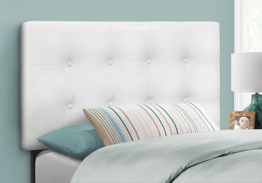 Tête de lit rembourrée Estel en tissu de cuir végétalien blanc, capitonné à boutons - Taille simple | Tête de lit rembourrée Estel en tissu de cuir végétalien blanc avec capitonnage à boutons - format lit simple
