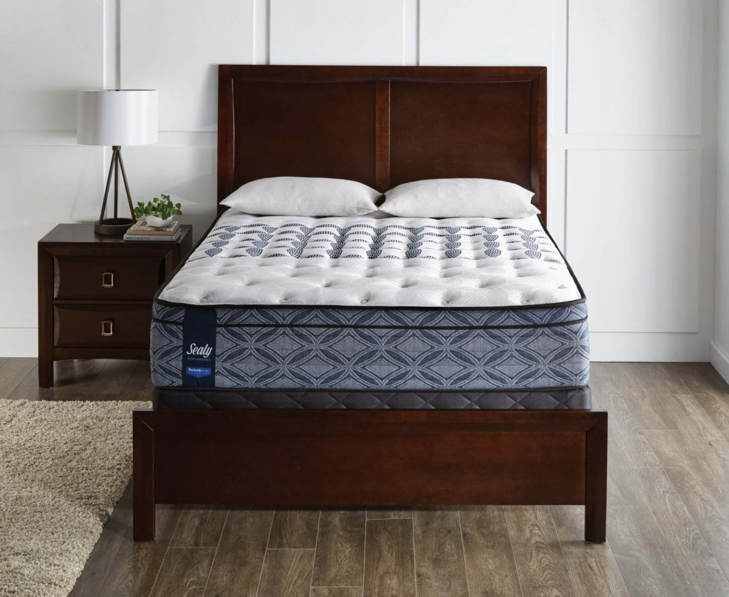 Sealy Posturepedic Plus Lindfield Firm Euro-Top Low-Profile Split Queen Mattress Set|Ensemble ferme Euro-plateau divisé à profil bas Lindfield Posturepedic Plus de Sealy pour lit queen
