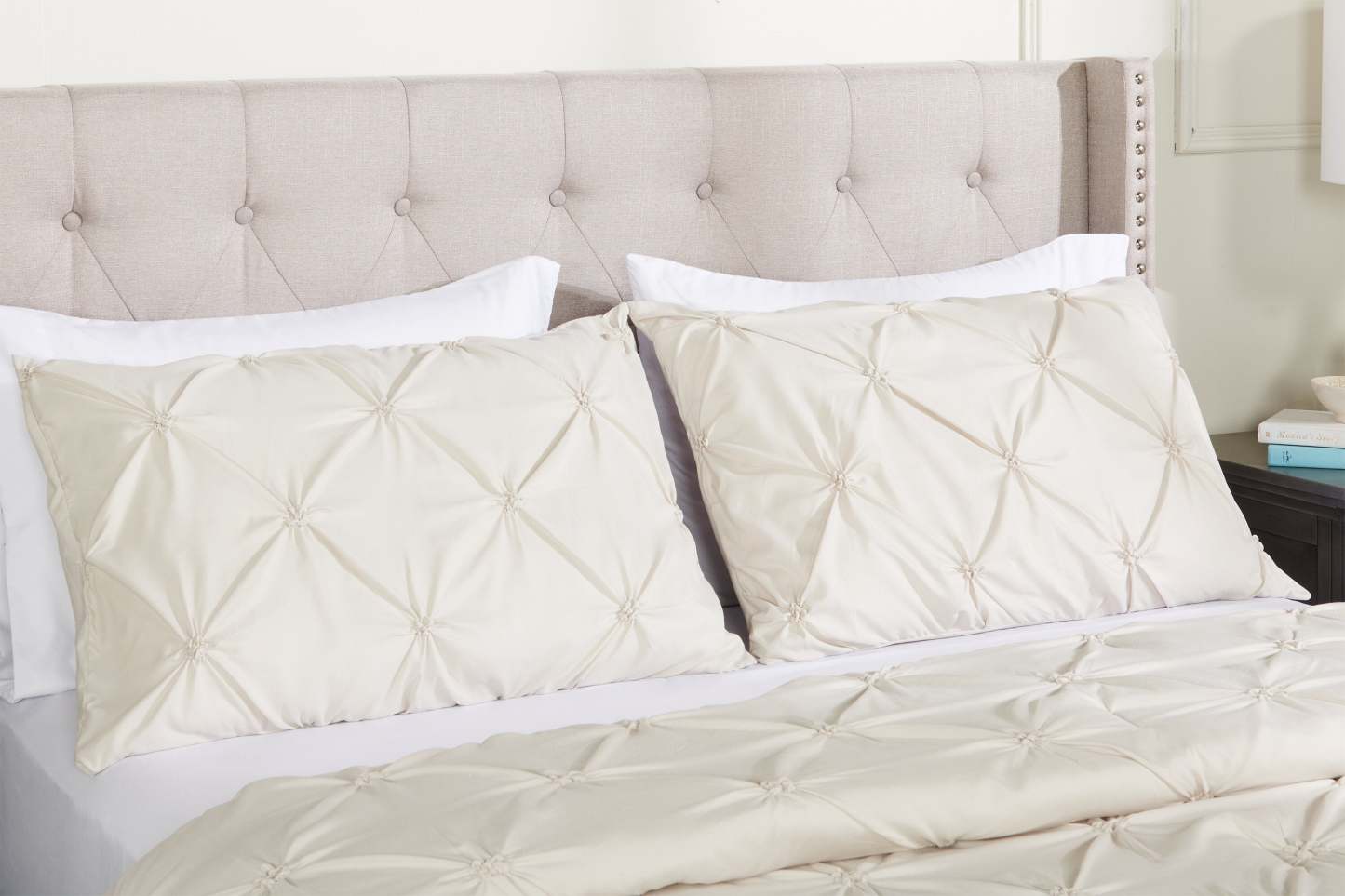 Gardenia Wynd 3-Piece King Comforter Set - Oatmeal | Ensemble d'édredon Gardenia Wynd 3 pièces - écru pour très grand lit