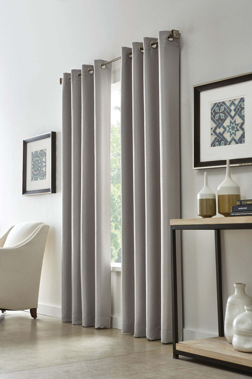 Thermalogic Antique Silver Pearl Satin Room Darkening Grommet Curtain Panel - 52 x 84|Panneau de rideau assombrissant à œillets Antique en satin perle argentée de Thermalogic - 52 x 84